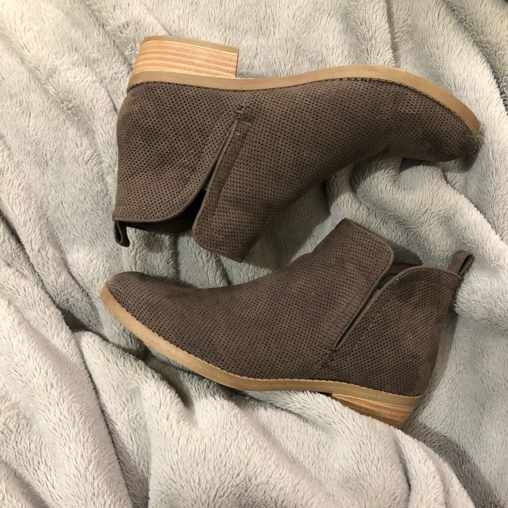 Women’s DV laser cut split booties